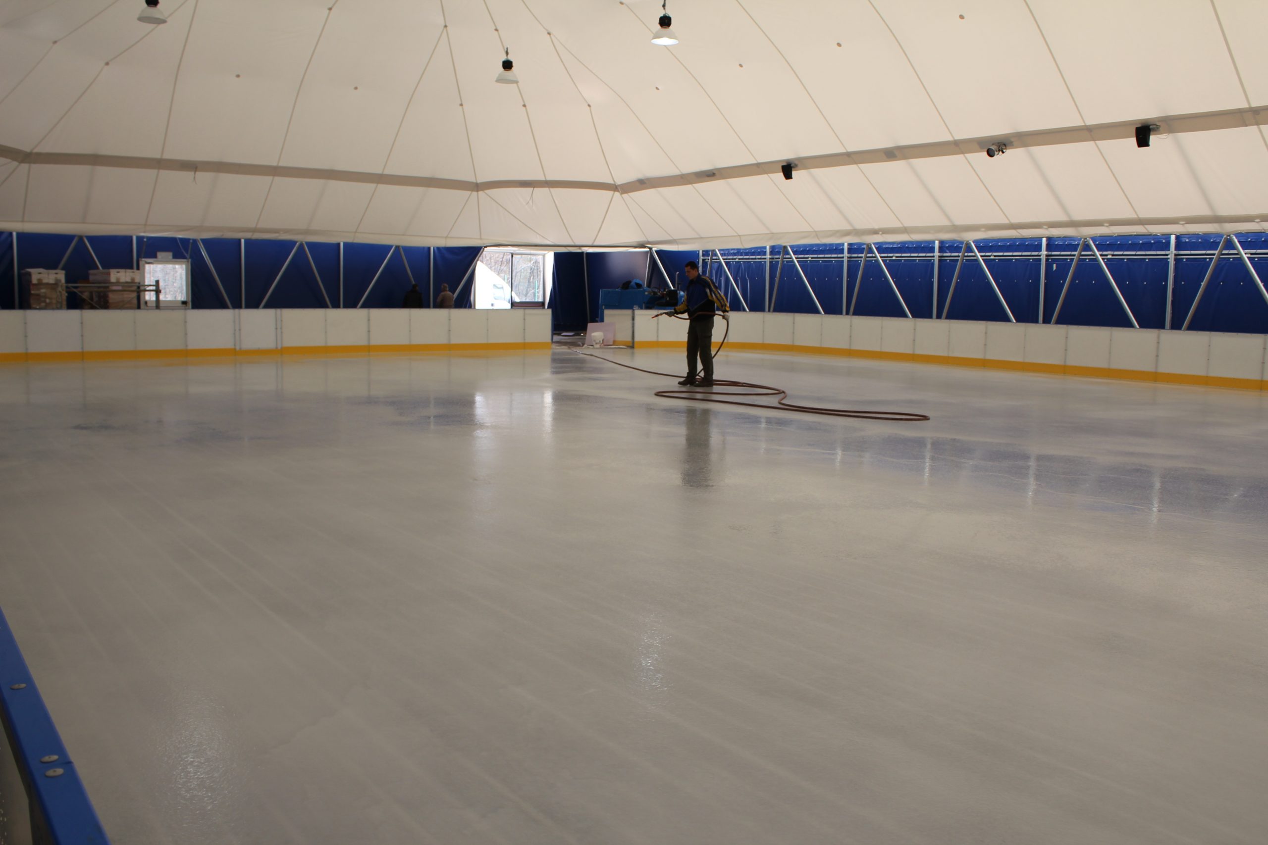 La formazione del primo ghiaccio sulla pista Ice Emotion nel marzo 2012