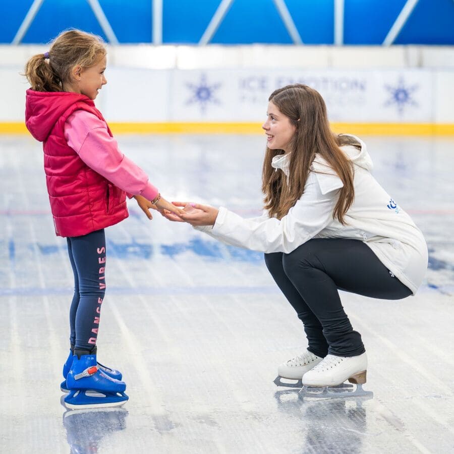 Una bambina durante una lezione di pattinaggio con un'insegnante Ice Emotion