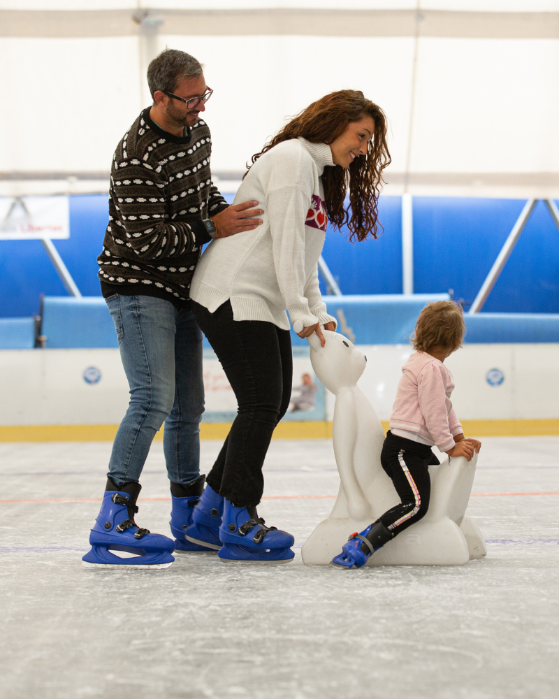 Famiglia durante il pattinaggio libero Ice Emotion