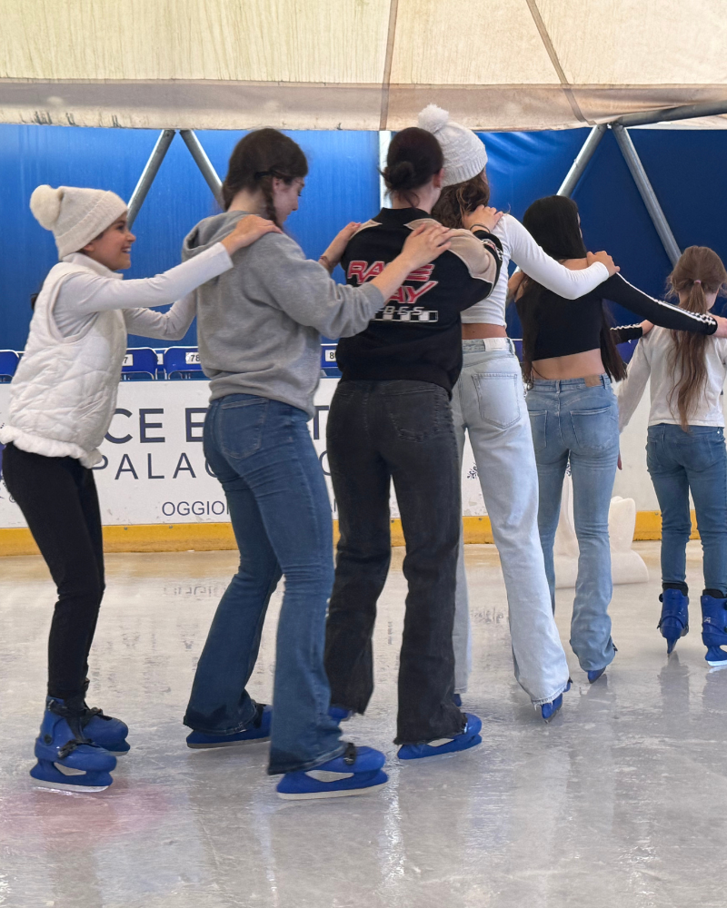 Gruppo di amici durante il pattinaggio libero Ice Emotion
