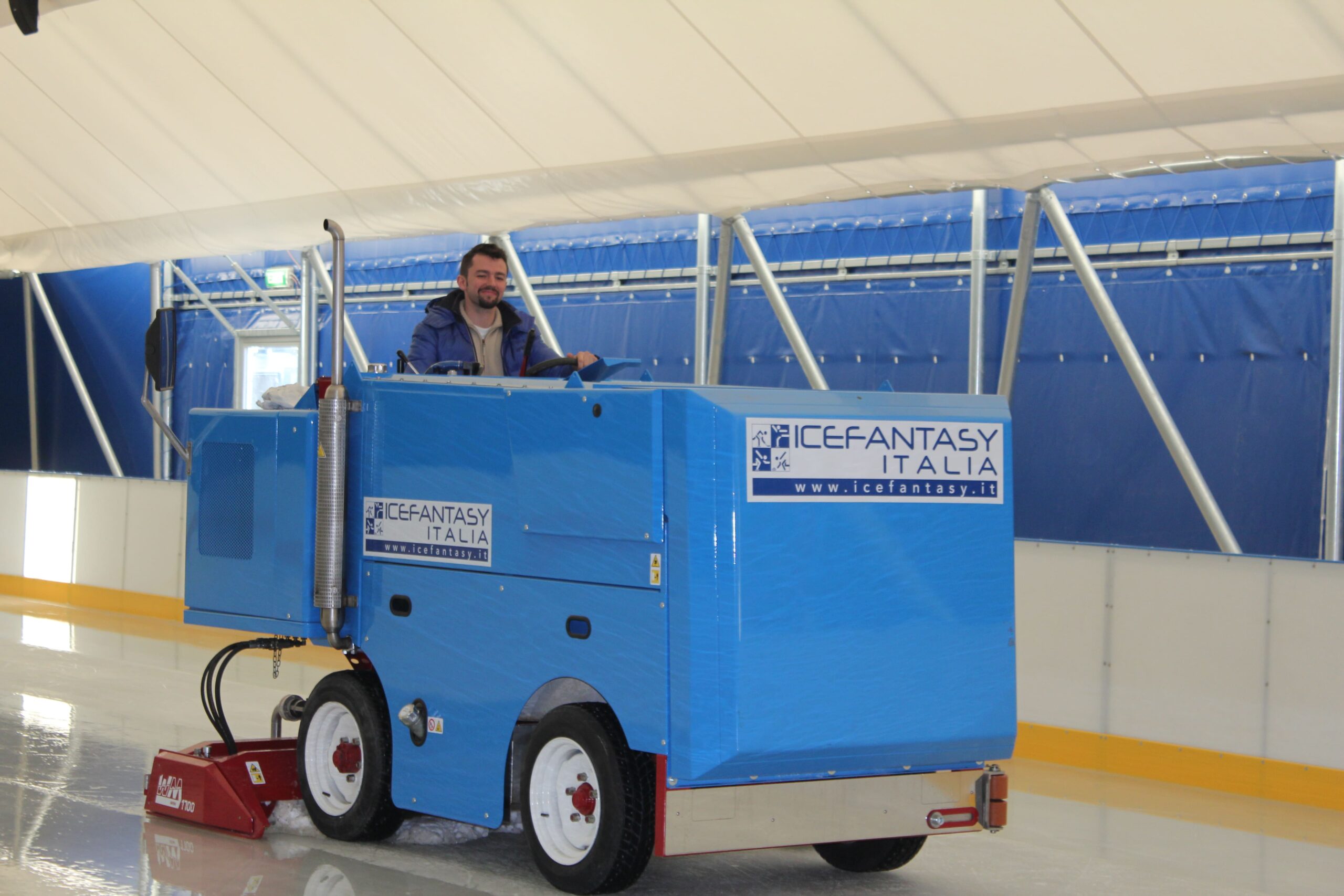 Il primo passaggio della macchina rasaghiaccio sulla pista Ice Emotion nel 2012