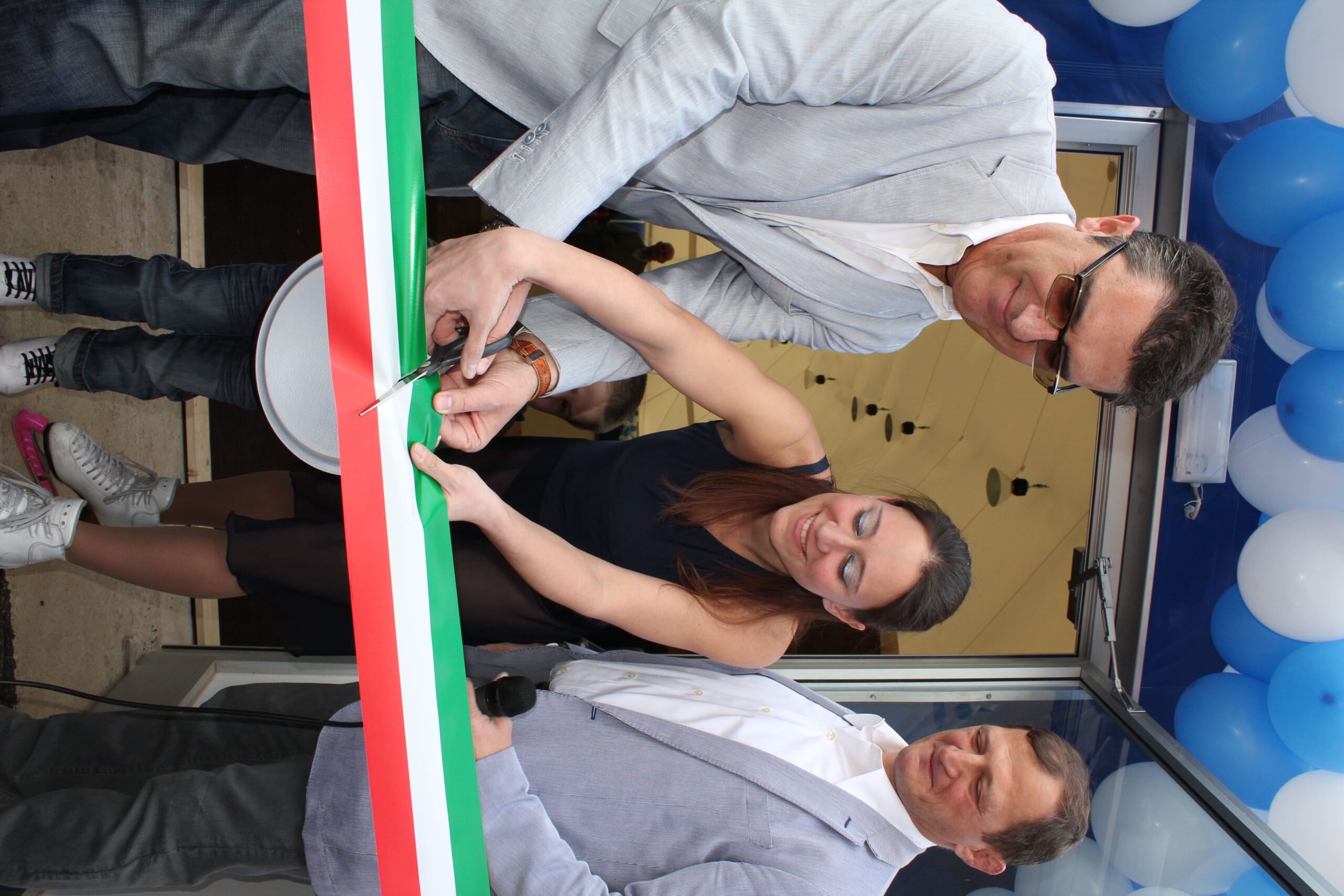 Il taglio del nastro durante l'inaugurazione del Palaghiaccio Ice Emotion il 31 marzo 2012